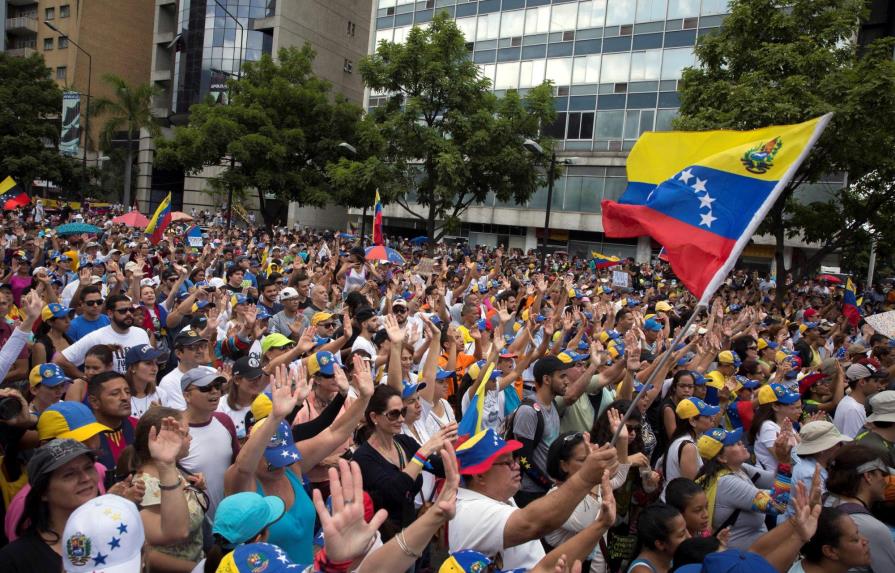 Oposición venezolana declara “en suspenso” negociación prevista para el miércoles en RD