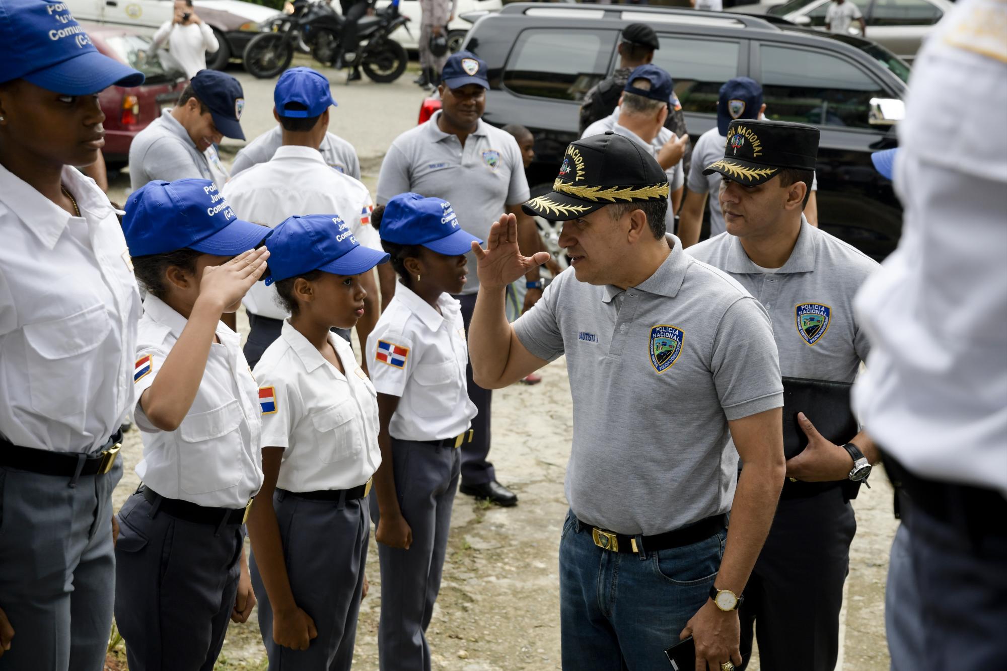 Mayor general Ney Aldrin Bautista saluda a miembros de la Policía Juvenil y Comunitaria.