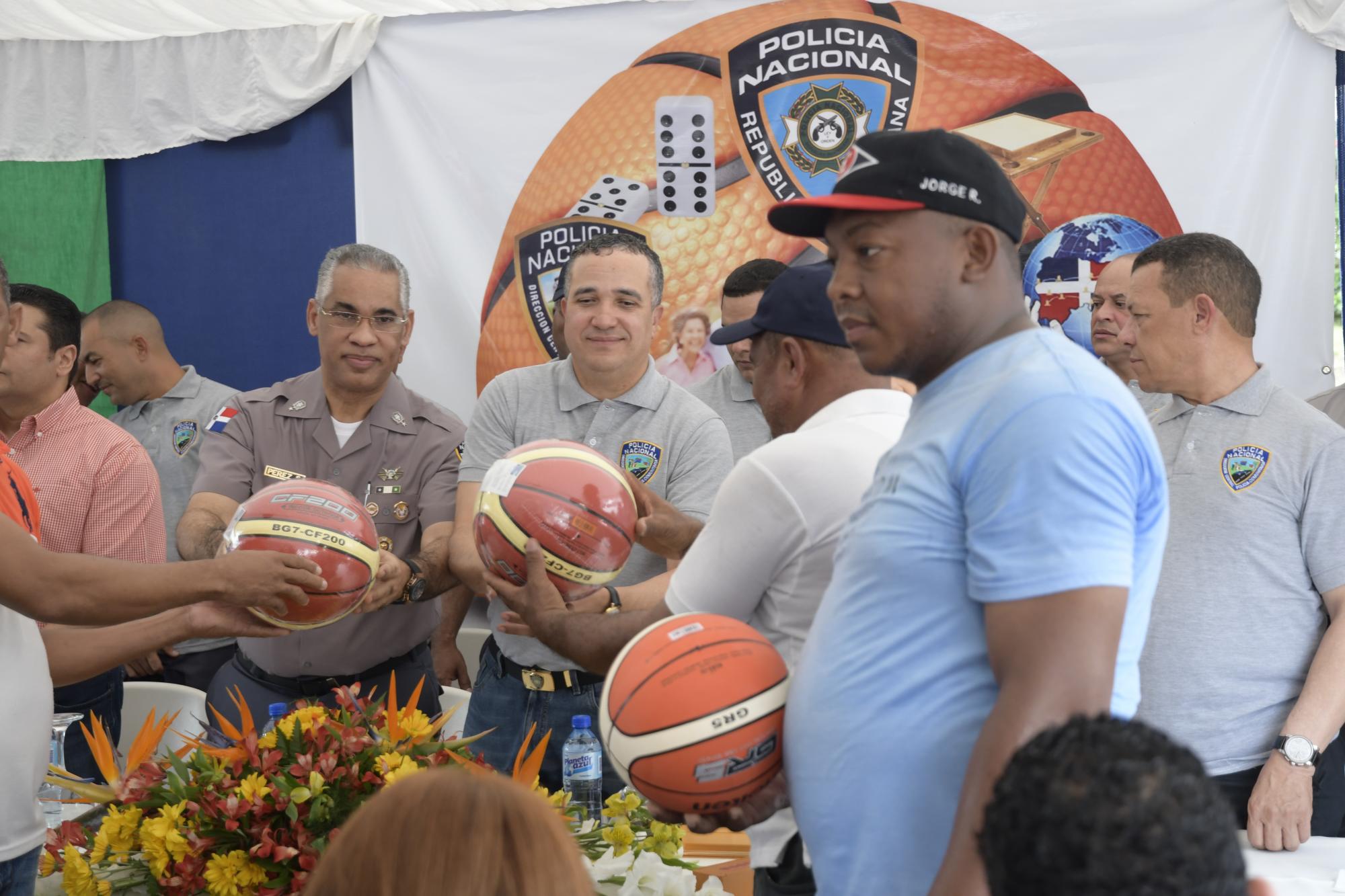 El director de la Policía manifestó que por medio del deporte los jóvenes se mantienen alejados de los vicios.