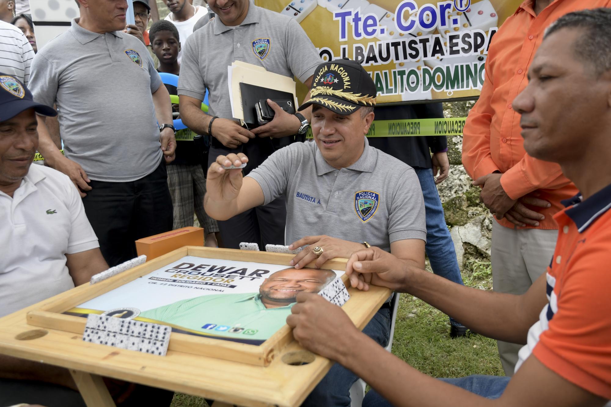 Luego del acto con la comunidad, el director de la Policía jugó una partida de dominó con algunos de los residentes en Los Ríos.