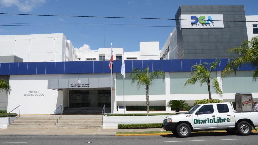 Aduanas confirma investigan empleado por decomiso de droga en el aeropuerto 