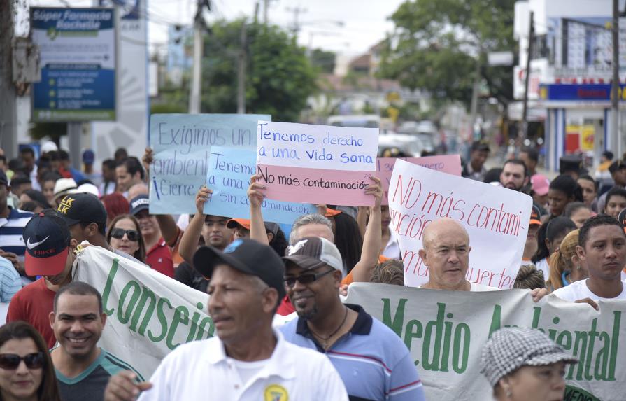 Residentes de Gurabo marchan por cierre del vertedero de Tamboril