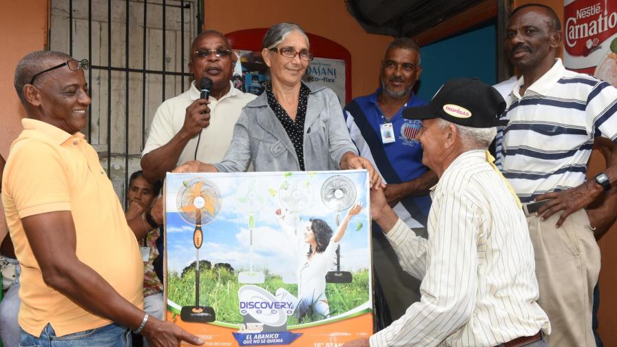 Fundación San Lorenzo Mártir ayuda a pobres en el sector de Los Mina