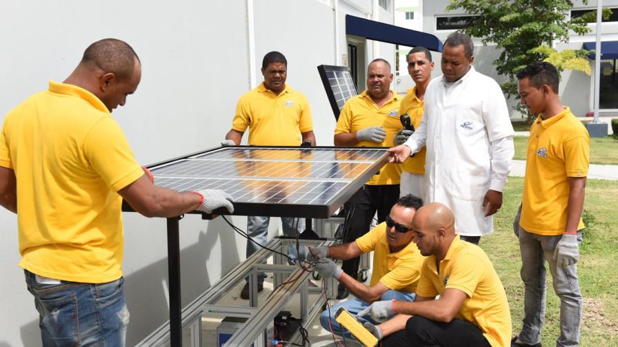 Infotep forma técnicos en energía renovable 