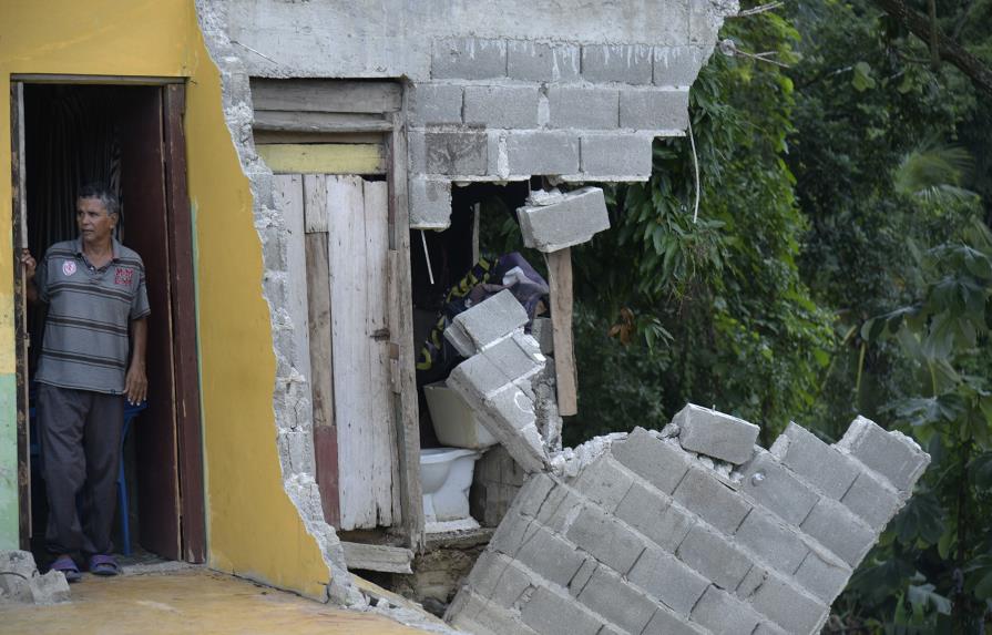 Más de 50 familias de Moca están en peligro por los derrumbes