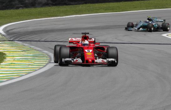 Sebastian Vettel de Ferrari triunfa en el Gran Premio de Brasil de F1