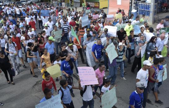 Marchan en la comunidad de Gurabo por el cierre de vertedero de Tamboril