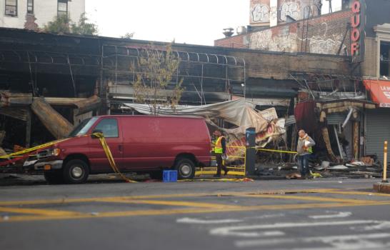 Fuego destruye ocho negocios en el Alto Manhattan