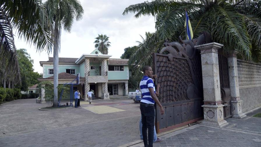 Desalojo dejaría sin albergue a 40 menores del Hogar Crea, La Vega
Orden de desalojo dejaría sin albergue a 40 menores reciben tratamiento en Hogar Crea La Vega Desalojo dejaría sin albergue a 40 menores del Hogar Crea, La Vega
Orden de desalojo dejaría sin albergue a 40 menores reciben tratamiento en Hogar Crea La Vega