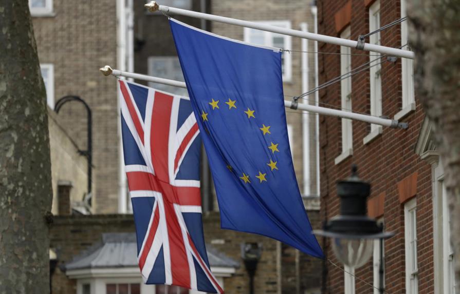 Empresarios piden a May acelerar negociaciones del Brexit 