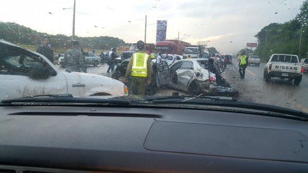 Aparatoso accidente entre dos patanas y otros siete vehículos en la autopista 6 de Noviembre