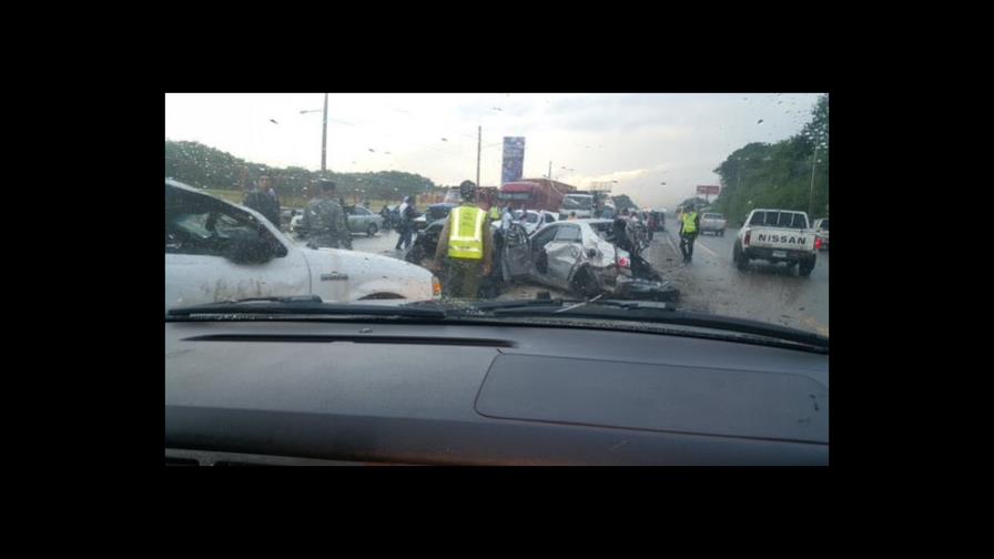 Aparatoso accidente entre dos patanas y otros siete vehículos en la autopista 6 de Noviembre