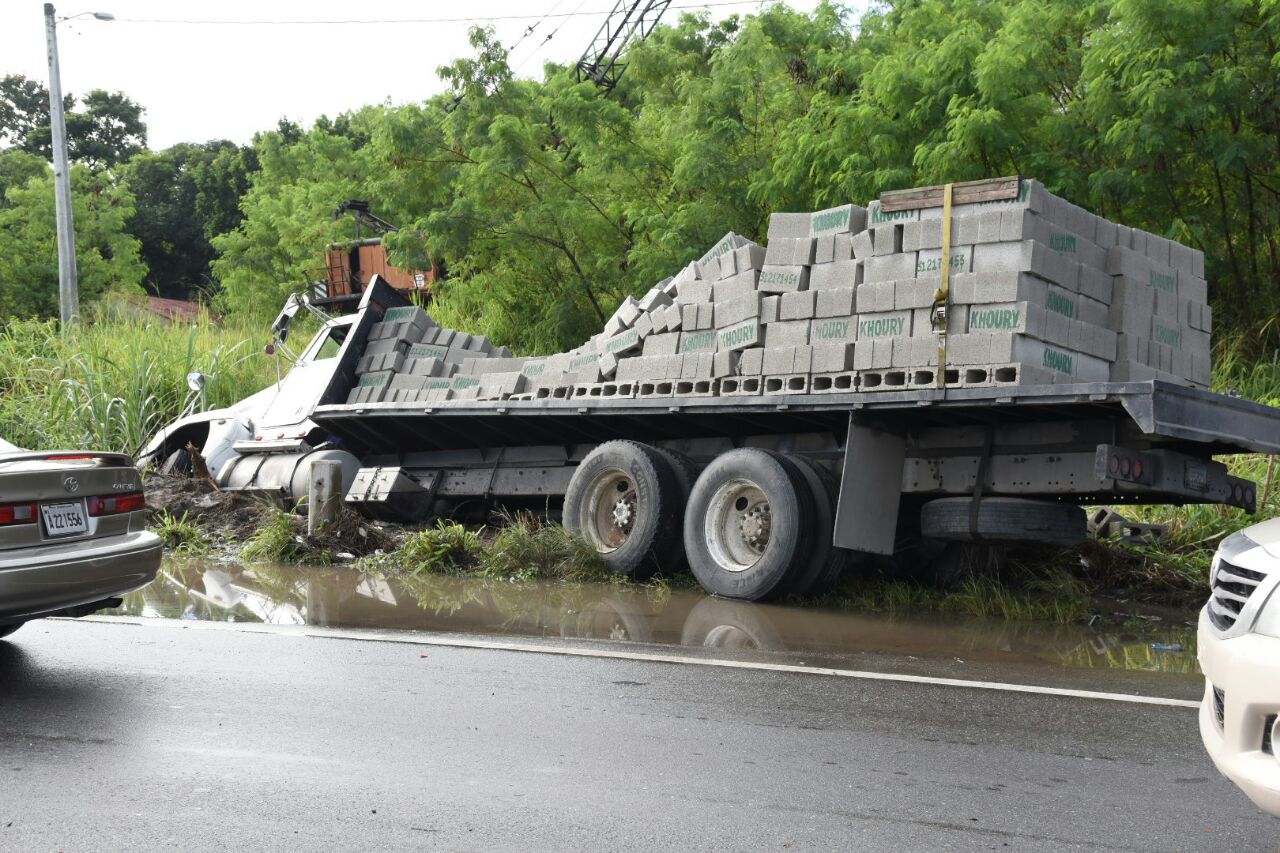 De acuerdo con la AMET se trató de dos accidentes al mismo tiempo, pues la patana con los materiales se volcó en sentido desde Santo Domingo hacia San Cristóbal y los vehículos fueron arrollados en el carril opuesto.