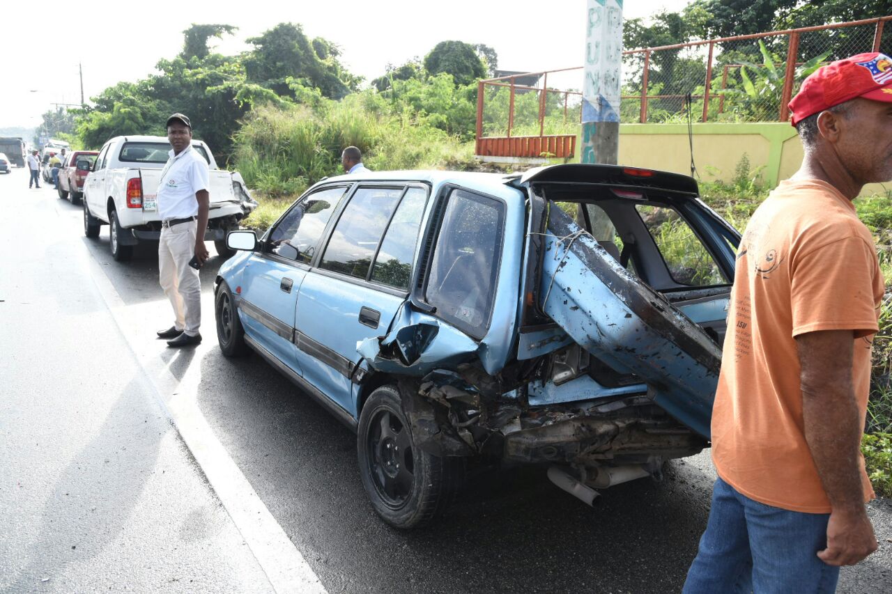 De acuerdo con la AMET se trató de dos accidentes al mismo tiempo, pues la patana con los materiales se volcó en sentido desde Santo Domingo hacia San Cristóbal y los vehículos fueron arrollados en el carril opuesto.