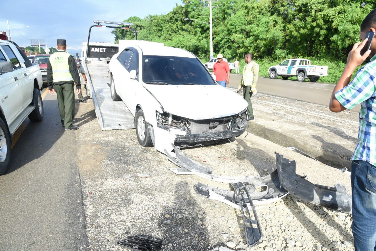 De acuerdo con la AMET se trató de dos accidentes al mismo tiempo, pues la patana con los materiales se volcó en sentido desde Santo Domingo hacia San Cristóbal y los vehículos fueron arrollados en el carril opuesto.