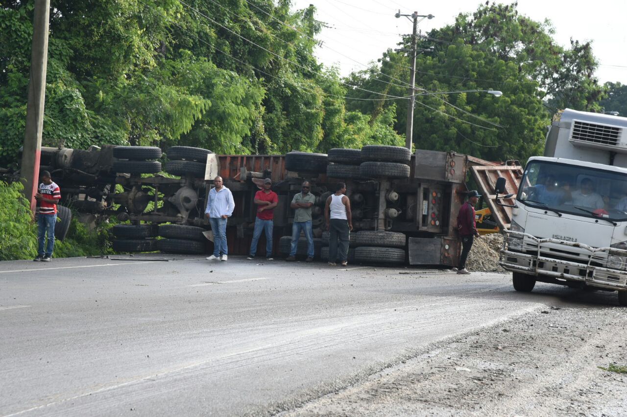 De acuerdo con la AMET se trató de dos accidentes al mismo tiempo, pues la patana con los materiales se volcó en sentido desde Santo Domingo hacia San Cristóbal y los vehículos fueron arrollados en el carril opuesto.