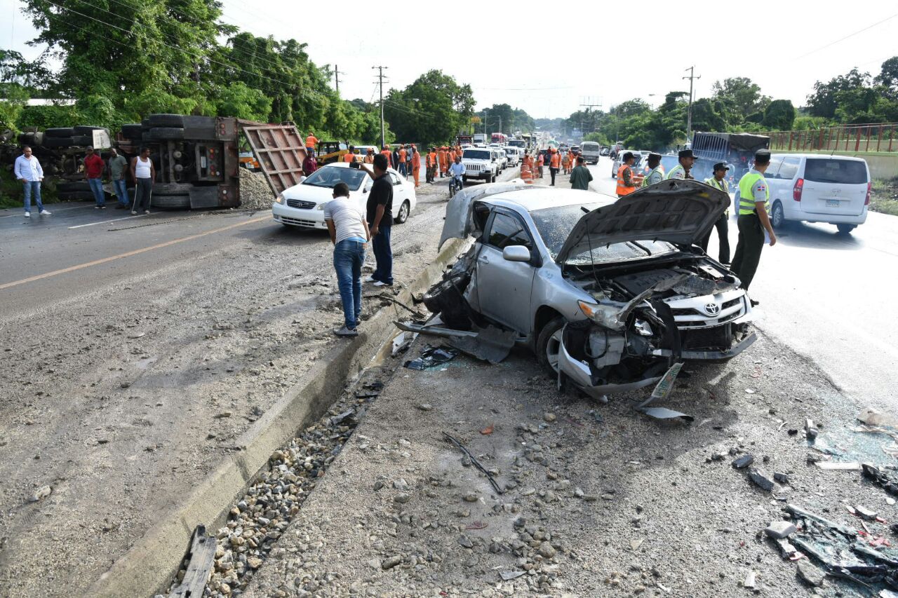 De acuerdo con la AMET se trató de dos accidentes al mismo tiempo, pues la patana con los materiales se volcó en sentido desde Santo Domingo hacia San Cristóbal y los vehículos fueron arrollados en el carril opuesto.