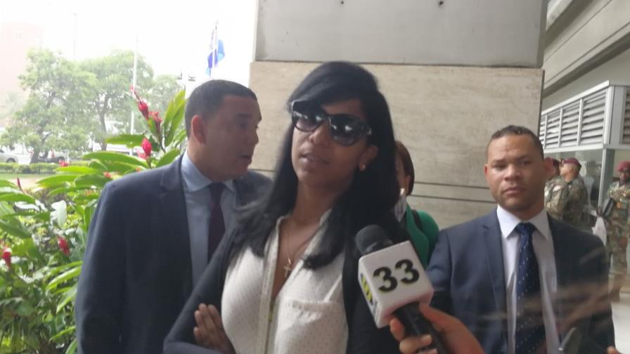 Detenida esposa de Quirinito cuando intentaba abandonar el país