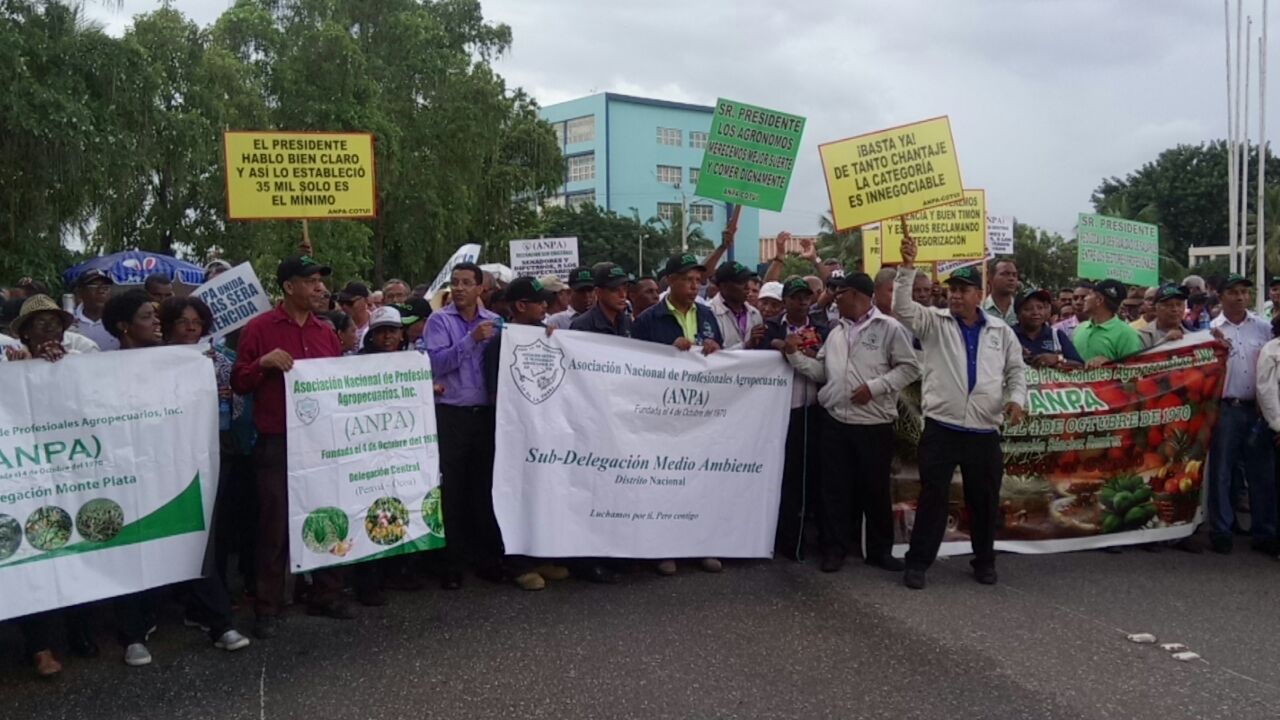 Los agrónomos demandan un aumento de salario hasta 50 mil pesos mensuales.