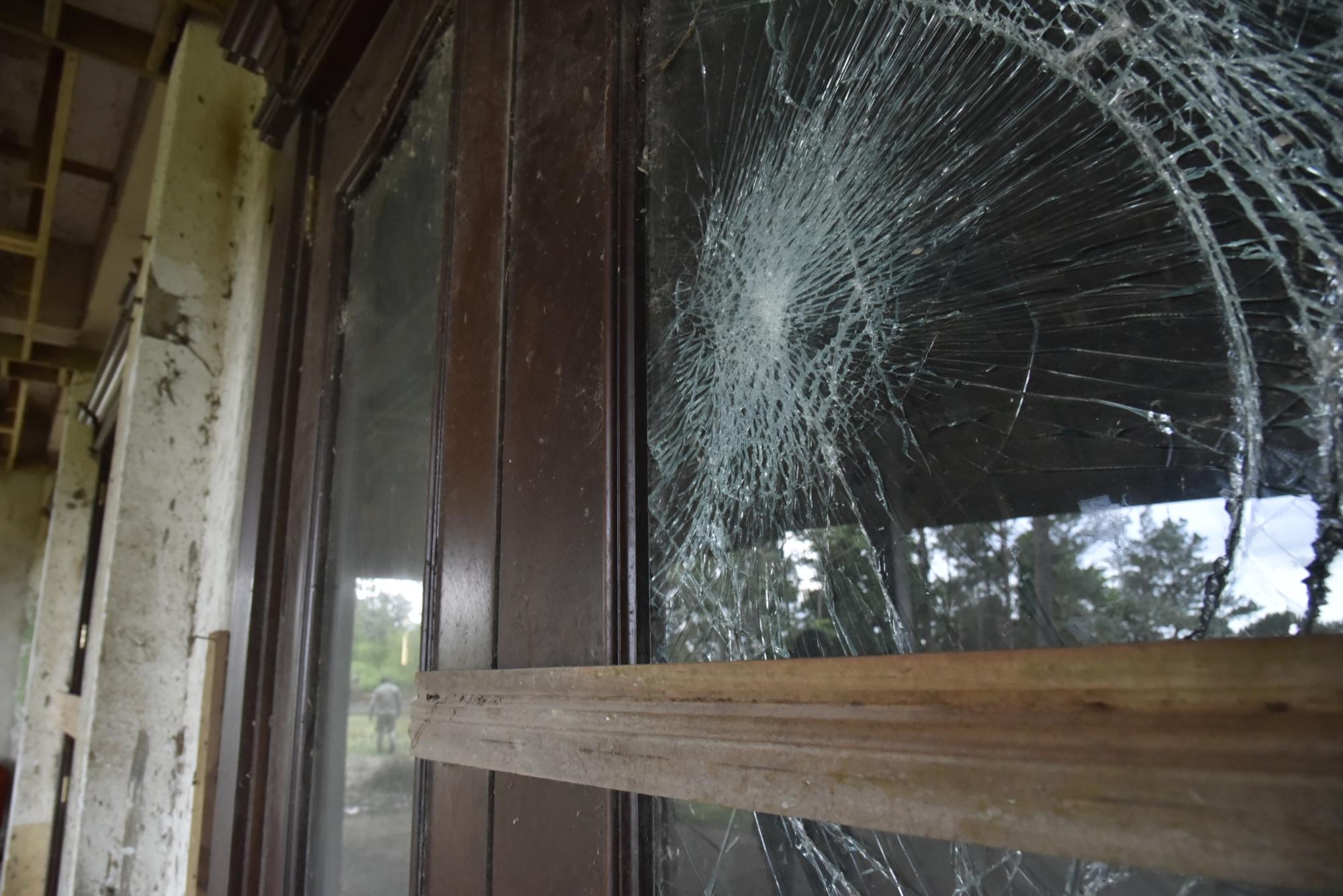 Los cristales rotos en uno de los amplios ventanales del hotel.  
