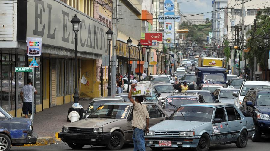 Choferes de transporte público dicen estar desesperados por alzas en precios de los combustibles