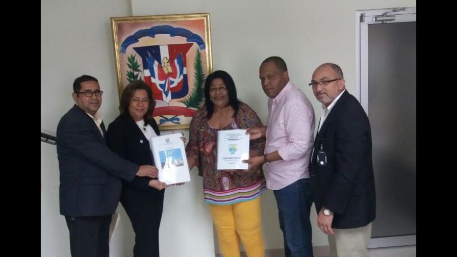 Ayuntamiento de Santo Domingo Este entrega presupuesto a regidores para aprobación 