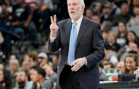 Popovich llega a 500 triunfos de visita; Spurs vencen a Mavs 
