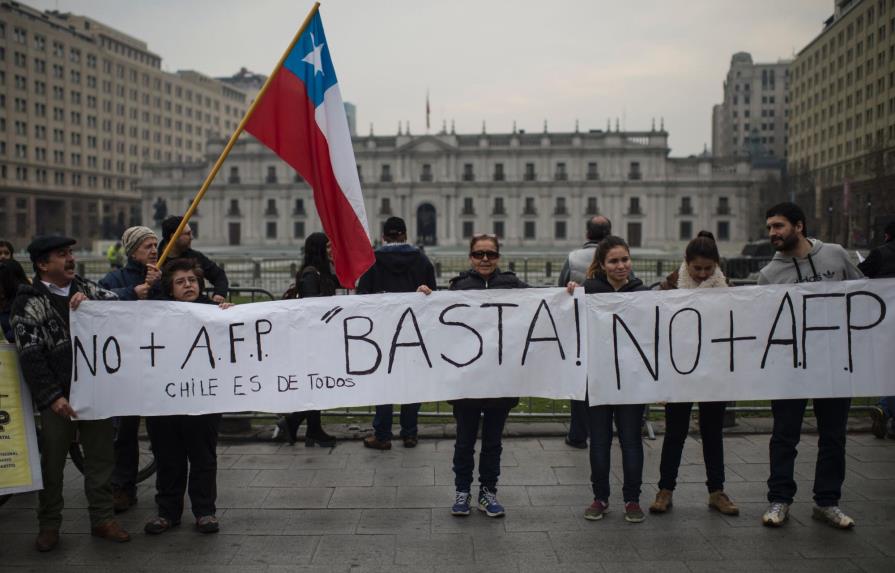 AFP de Chile ganan millones, pero tienen pensiones de 30% salario