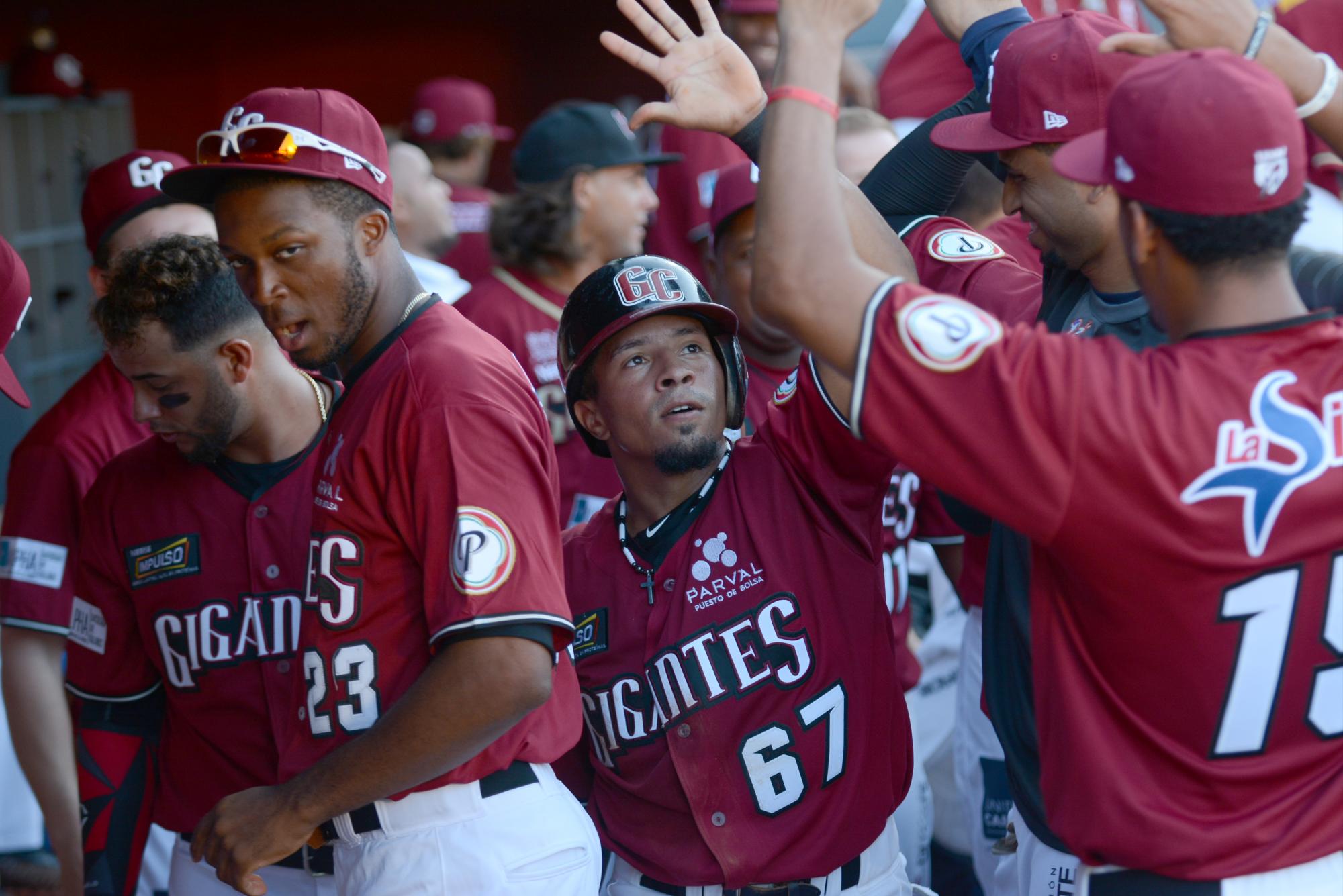 Los Gigantes del Cibao están en la cima del torneo de béisbol otoño/invenal de la República Dominicana, a medio juego sobre las Estrellas Orientales.