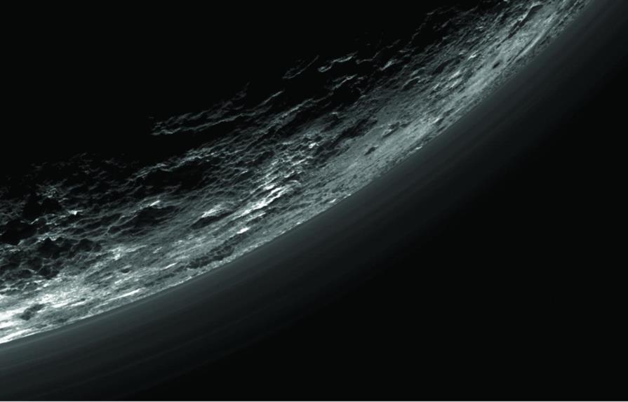 Partículas de hidrocarburos enfrían más de lo esperado la atmósfera de Plutón