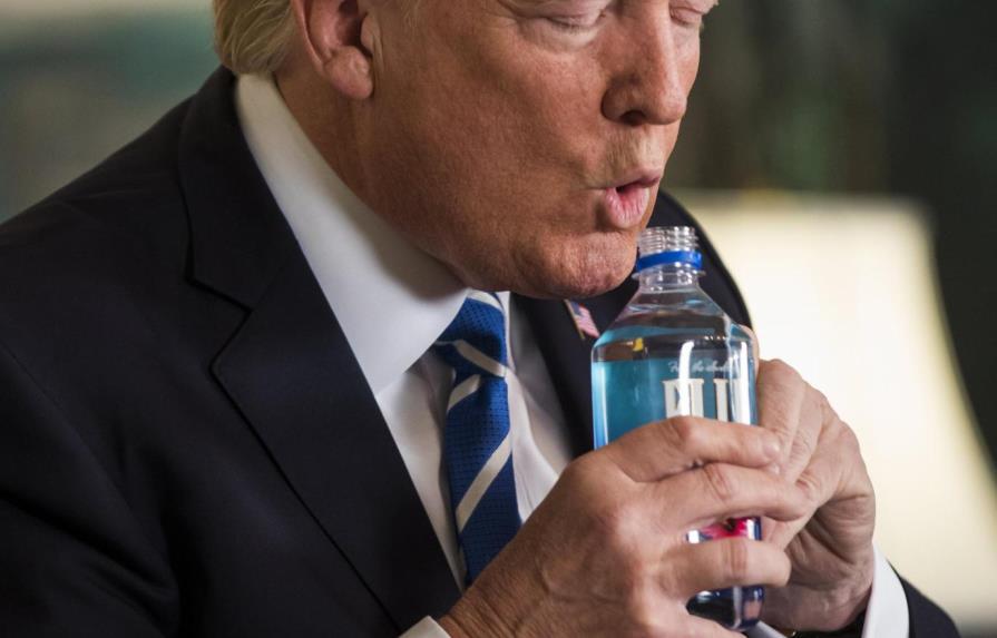 Trump interrumpe un discurso para beber agua y provoca burlas en Internet