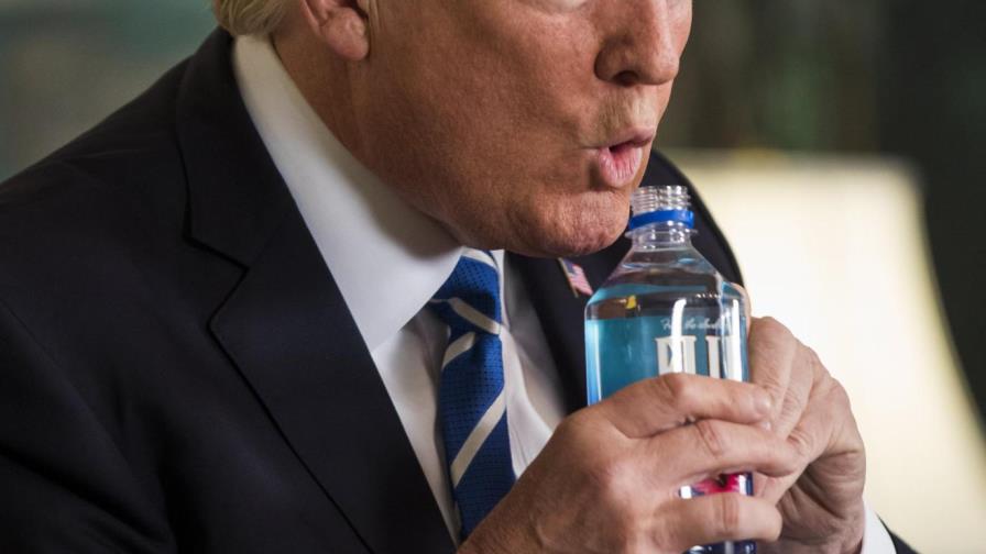 Trump interrumpe un discurso para beber agua y provoca burlas en Internet
