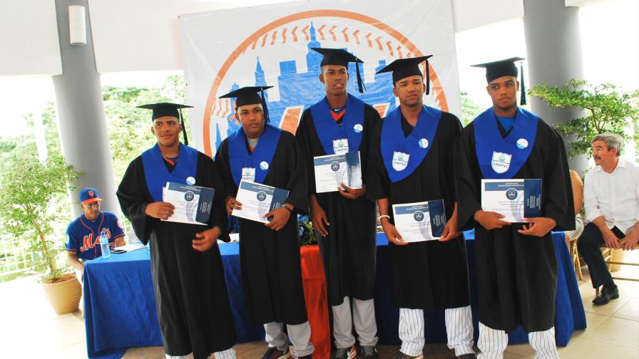 Prospectos de la Academia de los METS de NY en el país se gradúan de bachillerato