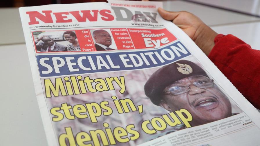 Mugabe negocia su salida del poder con militares tras 37 años al mando Mugabe negocia su salida del poder con militares tras 37 años al mando