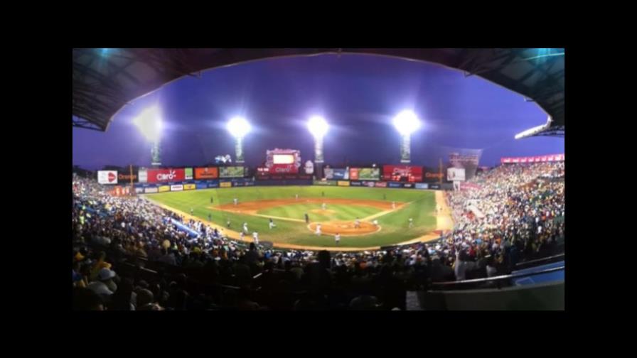 ¡Hay un hoyo! en los jardines del estadio Quisqueya; mantiene retrasado el inicio del juego Escogido y Licey