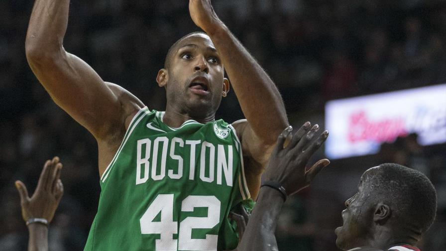 Al Horford por encima de los hombres altos de los Warriors