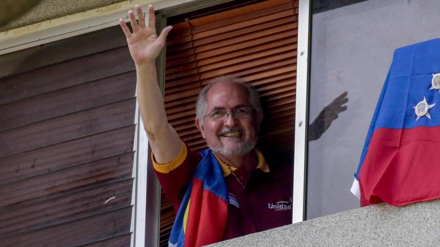 Opositor Ledezma pide a venezolanos “no perder ánimo” tras escapar a hacia España