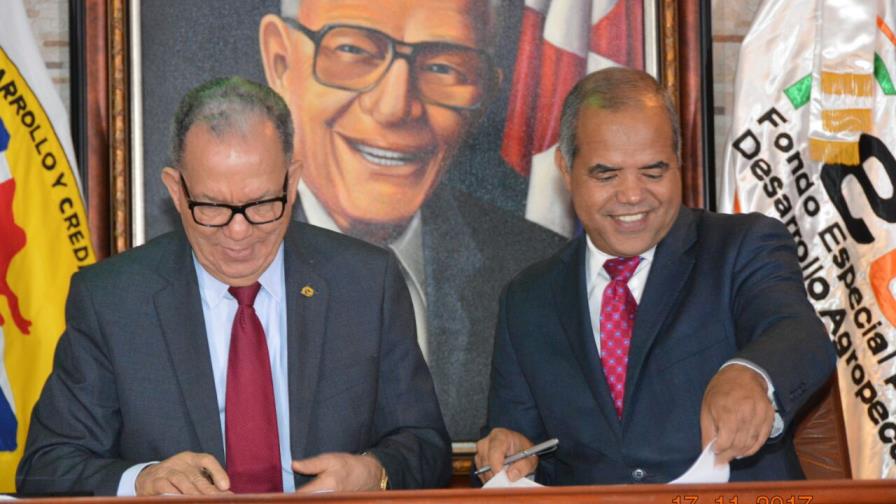 Firman acuerdo para cooperativizar a productores beneficiados con visitas sorpresa