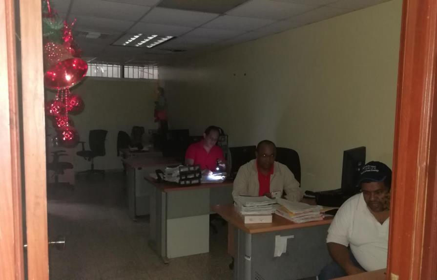  Fiscales de Santo Domingo leen y buscaban expediente con linternas