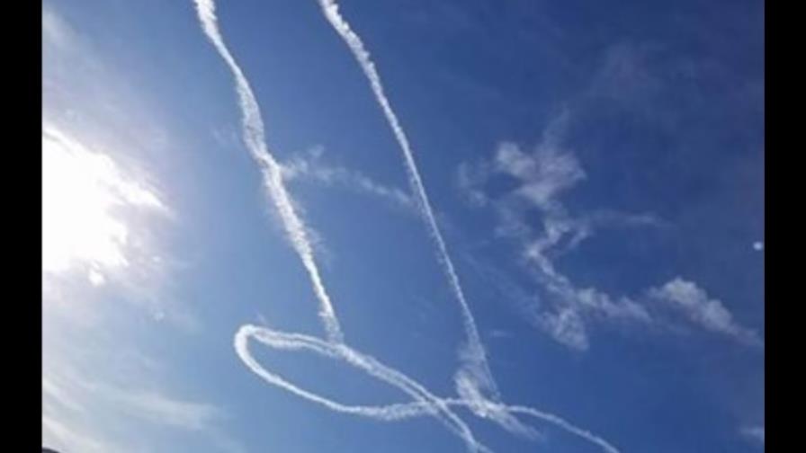 Un piloto causa el sonrojo de la Armada de Estados Unidos al pintar un pene en el cielo Un piloto causa el sonrojo de la Armada de Estados Unidos al pintar un pene en el cielo