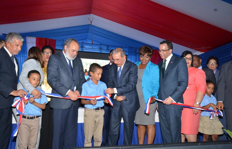  Presidente Medina entregó escuela para 980 estudiantes en Boca Chica