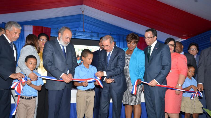  Presidente Medina entregó escuela para 980 estudiantes en Boca Chica