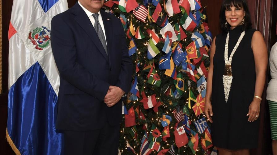 Cancillería da la bienvenida a la Navidad con encendido de árbol