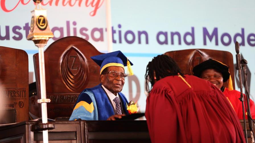 Zimbabue sigue en vilo mientras crece la presión para que Mugabe dimita