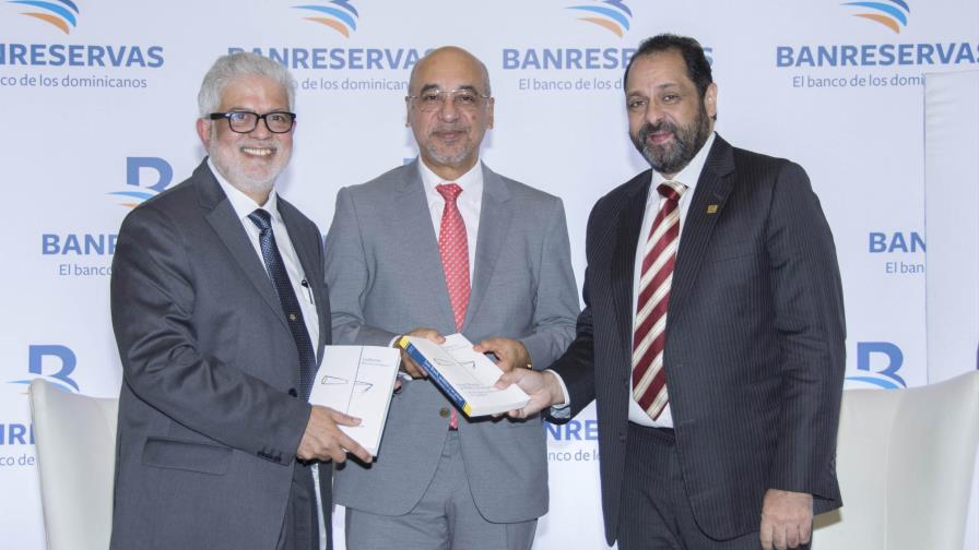 Piña-Contreras publica “Juan Bosch, político a su pesar”