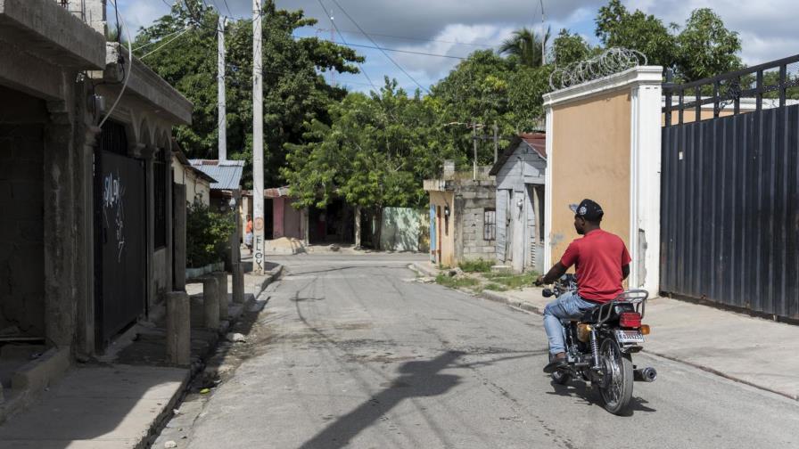 Matan primer teniente de la Policía mientras esperaba a su hija para llevarla a la universidad