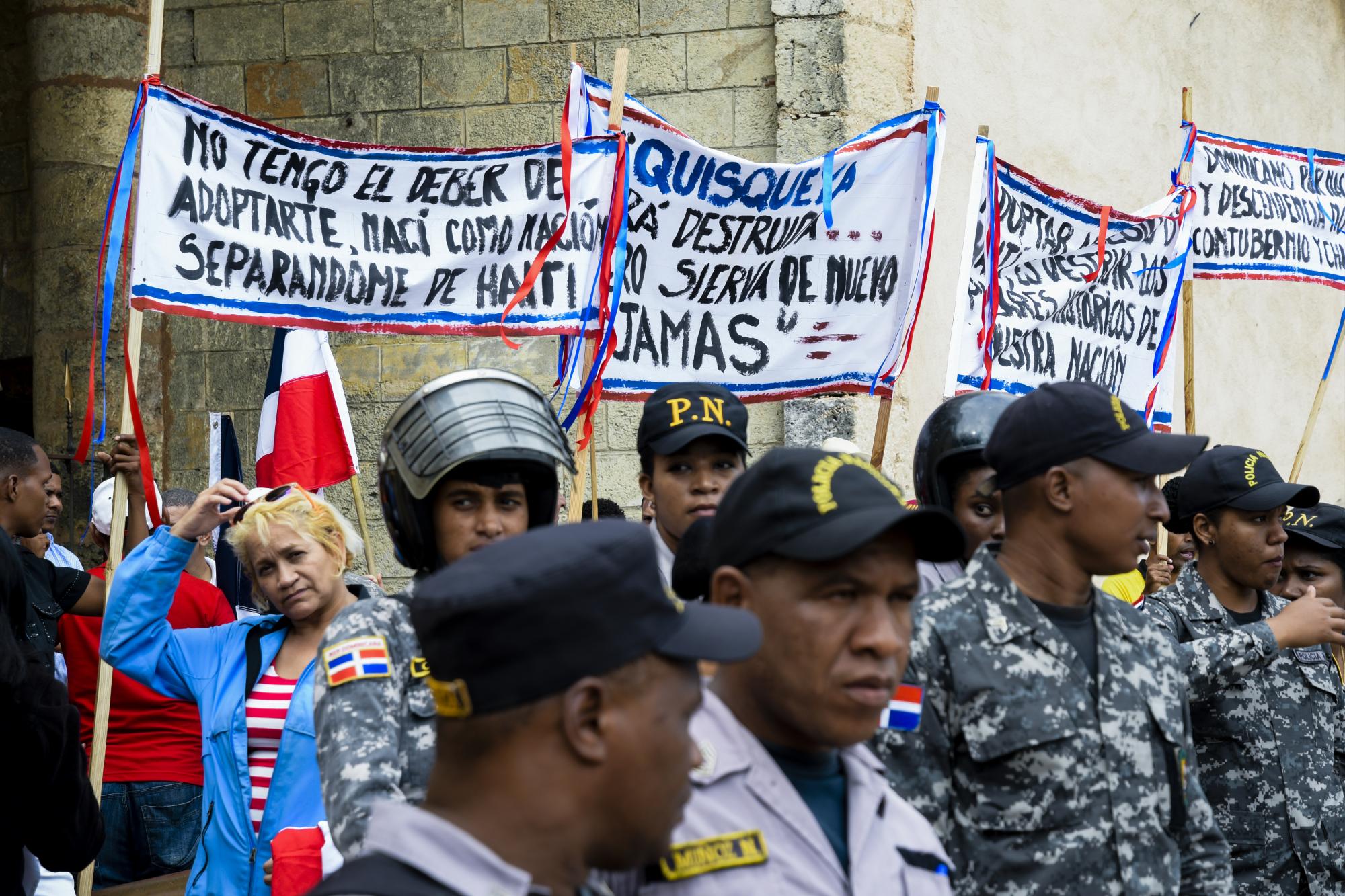 Los agentes de la Policía Nacional estuvieron vigilantes en el lugar para evitar disturbios entre los dos grupos manifestantes.