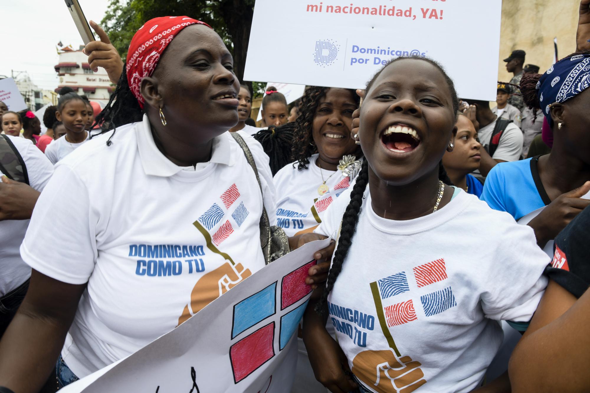 En la manifestación se bailó Gagá, una música popular en los bateyes en donde viven muchos de los manifestantes. 