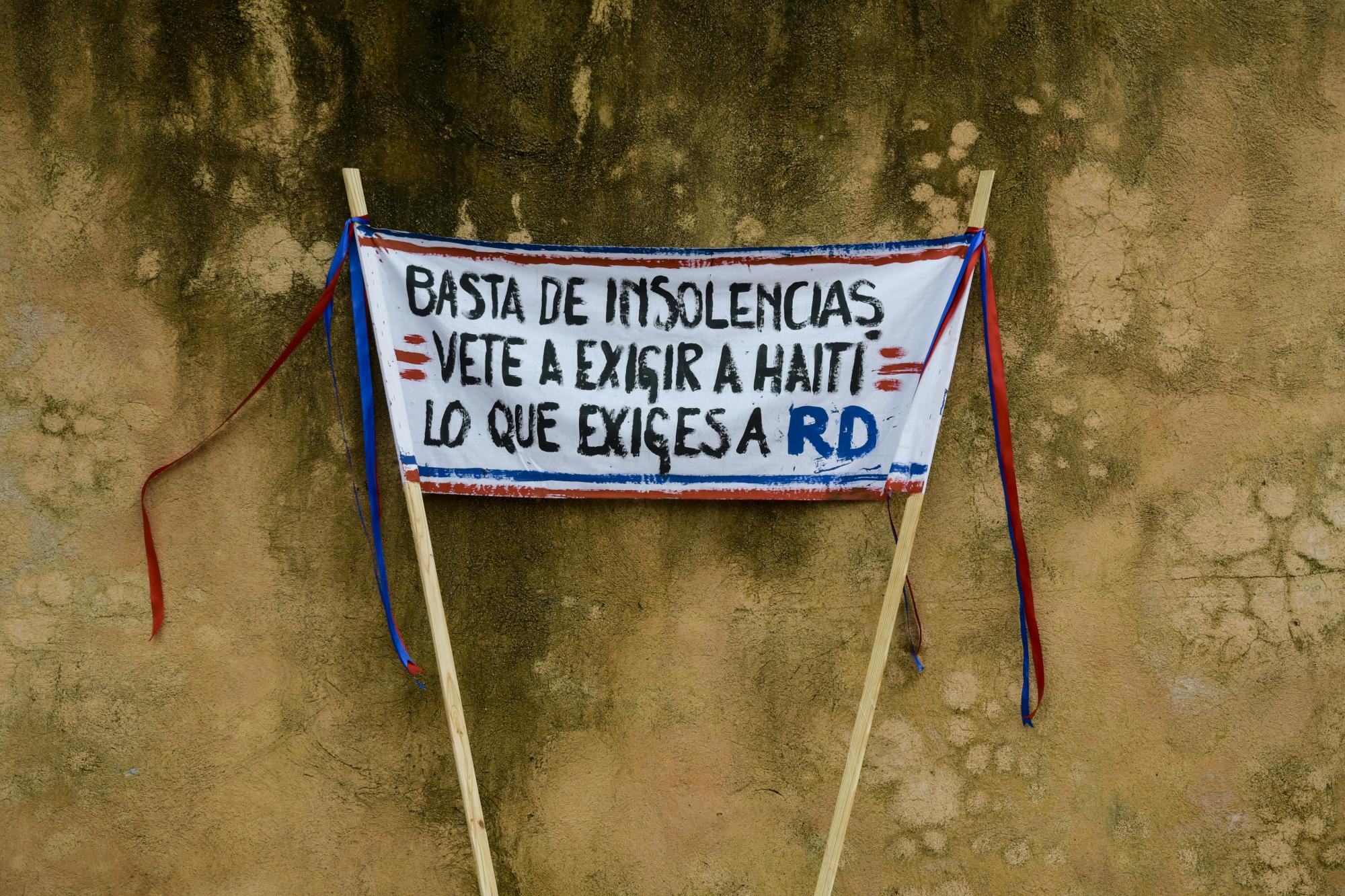 En esa pancarta está el mensaje de uno de los grupos de la protesta. 