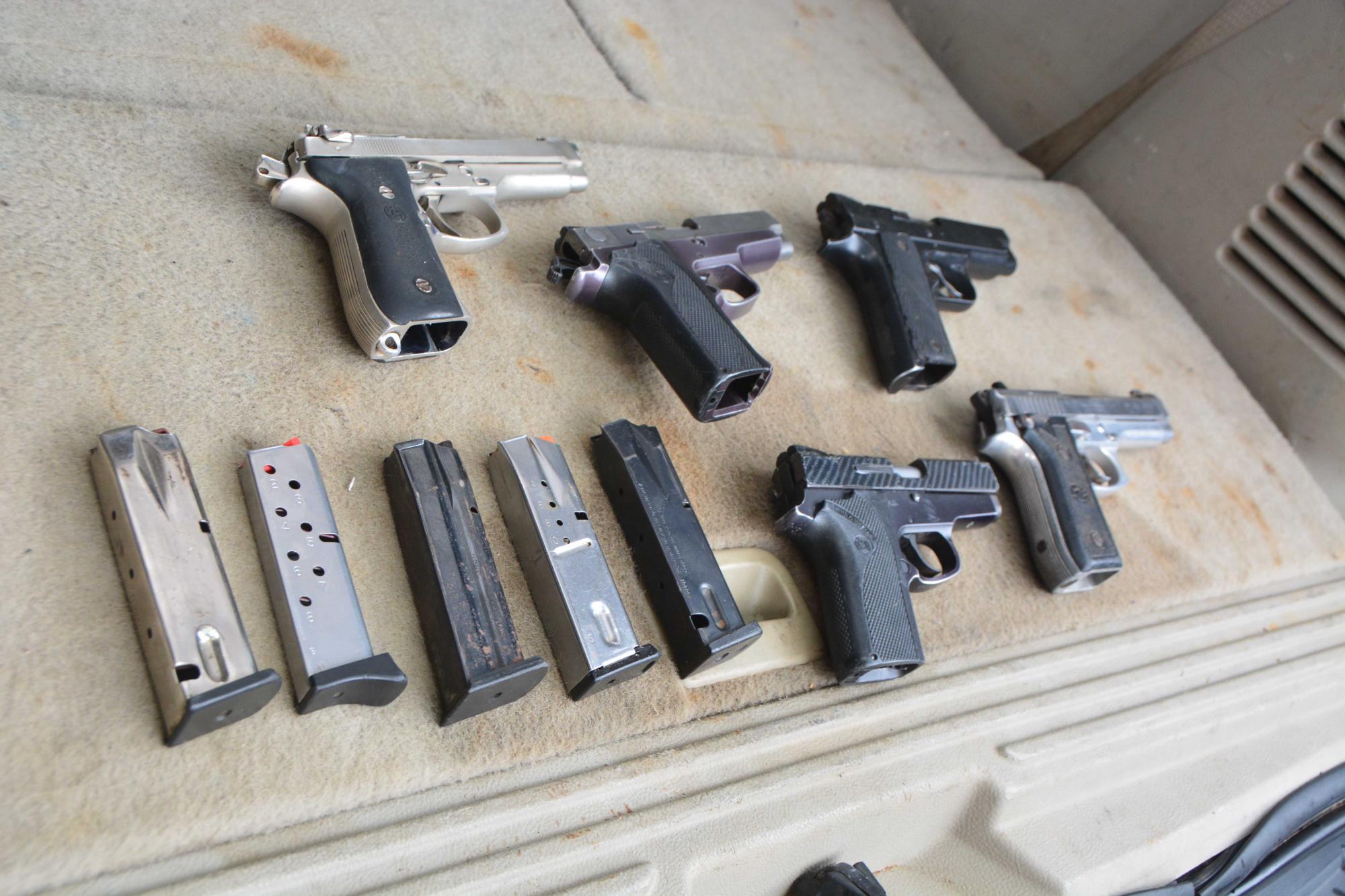 Vista de las armas decomisadas por las autoridades durante operativos en Samaná.